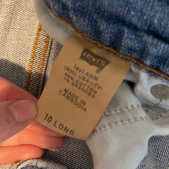 Size 10 Levi Cutoff Jean Shorts - Picture 3 of 3